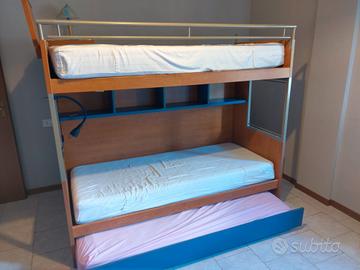 Cameretta con tre letti e armadi 
