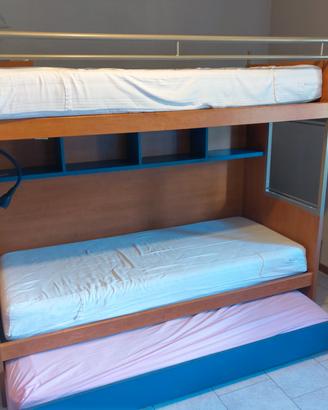 Cameretta con tre letti e armadi 