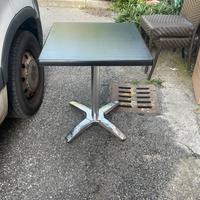 Tavolo e sedie in legno