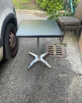 Tavolo e sedie in legno