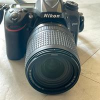 Nikon D7200 con obiettivo