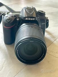 Nikon D7200 con obiettivo