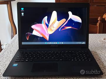 Notebook Asus 15 pollici full hd Windows 11 SSD.