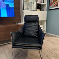 Poltrona di design in pelle nera