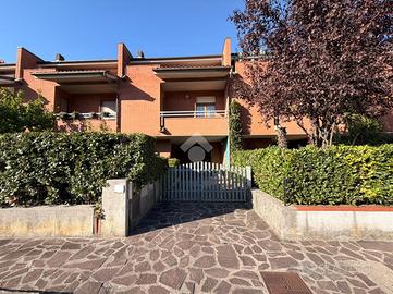 VILLA A SCHIERA A CAPANNORI