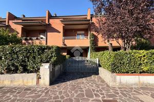 VILLA A SCHIERA A CAPANNORI