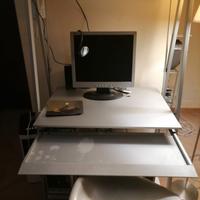 Mobile ufficio con computer e sedia