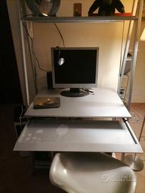 Mobile ufficio con computer e sedia