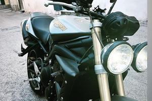 Triumph Street triple grigio opaco