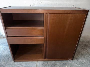 Mobile in legno per riporre oggetti