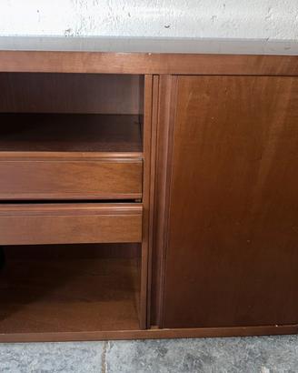 Mobile in legno per riporre oggetti