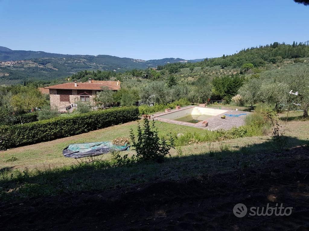 Rustico / Casale di 200 m² con più di 5 locali a F - Vista 2