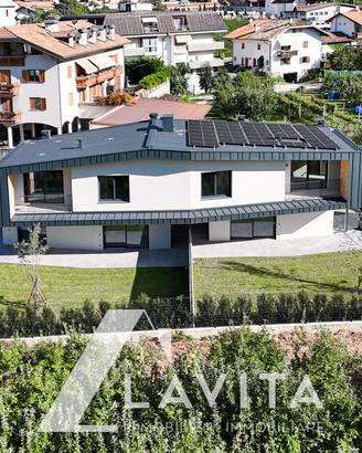 Nuova villa a schiera con giardino a Salorno