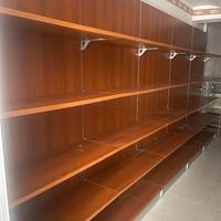 Scaffalatura Negozio Legno e Bancofrigo Magazzino