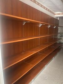 Scaffalatura Negozio Legno e Bancofrigo Magazzino