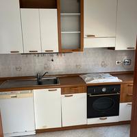 cucina e mobile in legno della camera