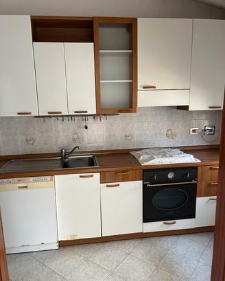 cucina e mobile in legno della camera