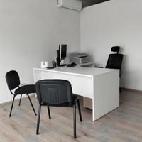 scrivania d'ufficio e mobiletto