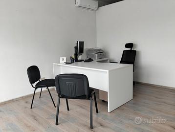 scrivania d'ufficio e mobiletto