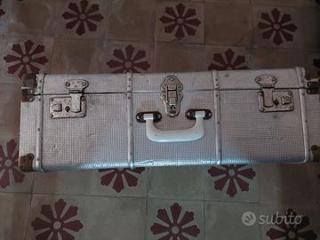 Antica valigia da viaggio in metallo 1940-1950