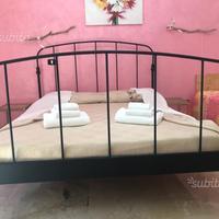 Struttura Letto in ferro con doghe in legno