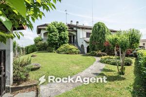 Villa di 310 m² con più di 5 locali e box auto dop