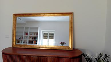 Specchio con cornice dorata