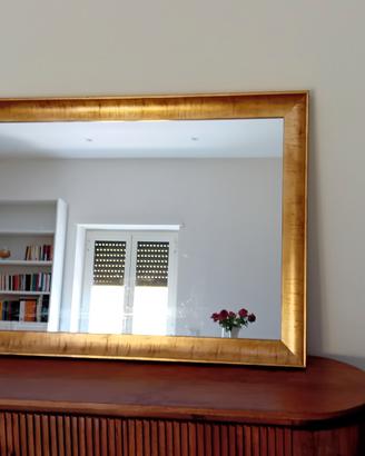 Specchio con cornice dorata
