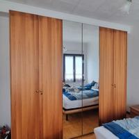 Armadio in legno con specchio