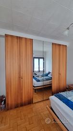 Armadio in legno con specchio