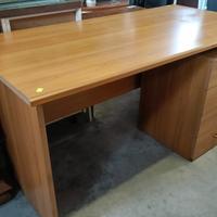 scrivania con cassettiera