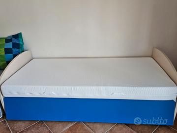 Coppia di letti con letto a scomparsa in aggiunta