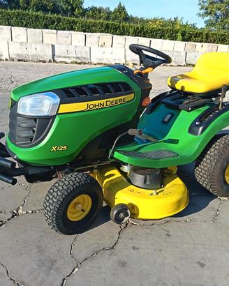 Trattorino tagliaerba John Deere X 125 Usato