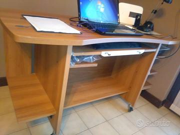 Scrivania per pc con rotelle