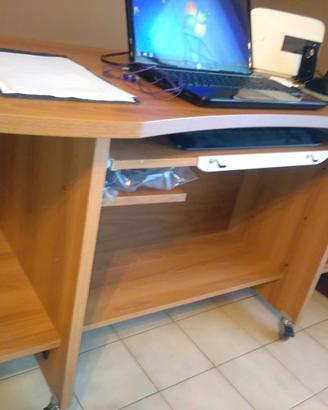 Scrivania per pc con rotelle