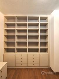 Libreria a parete su misura