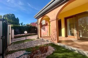 VILLA A SCHIERA CENTRALE A CAPOTERRA