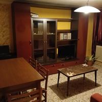 Soggiorno vintage color bordeaux e legno