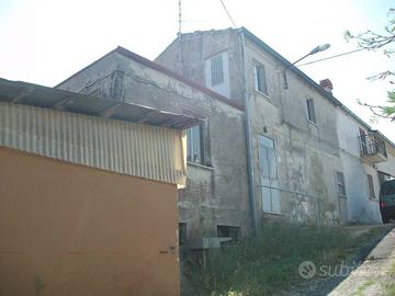 Casa indipendente di 100 m² con 2 locali e box aut