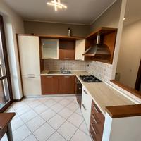 Cucina angolare completa con elettrodomestici