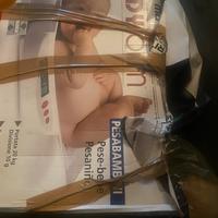 Lettino e giocatoli per bambini