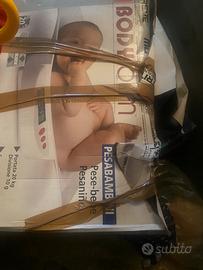 Lettino e giocatoli per bambini