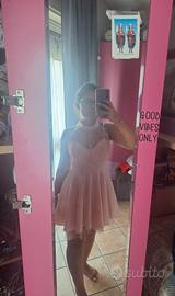 Abito bambolina corto rosa cipria con bretelle 👗