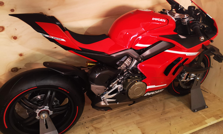 Ducati superleggera v4