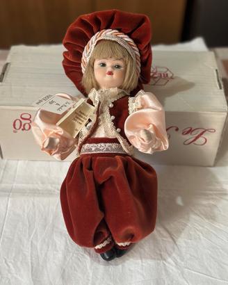 Bambola in porcellana Made in Italy rossa “Jago”