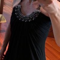 Abito nero con scollo decorato con perle