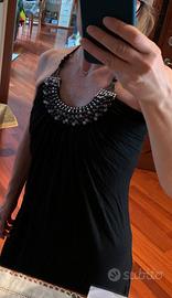 Abito nero con scollo decorato con perle