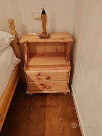Comodino in legno massello chiaro