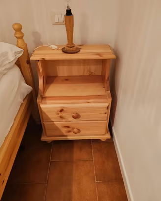 Comodino in legno massello chiaro