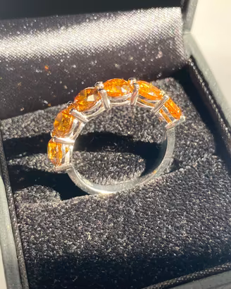 Anello oro bianco con 6 diamanti gialli naturali